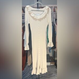 VERY STRETCHY This is a Wenrine long-sleeved, ribbed knit dress with ruffles